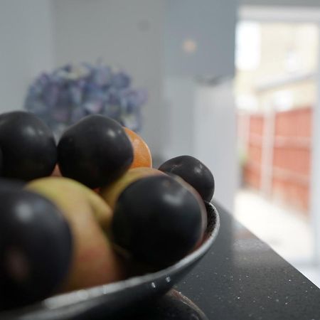 Beautiful London Home Sleeps 6, 2 Minutes To Metro Εξωτερικό φωτογραφία